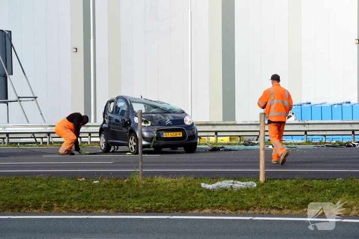 Auto op de kop na aanrijding met vrachtwagen