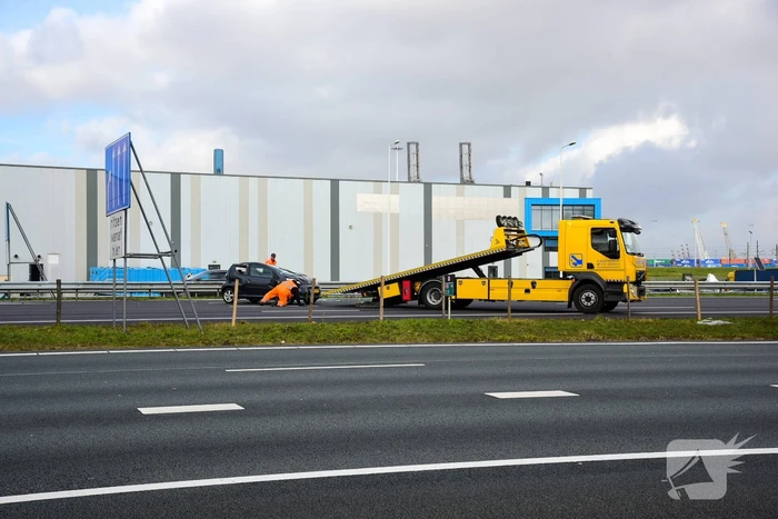 Auto op de kop na aanrijding met vrachtwagen
