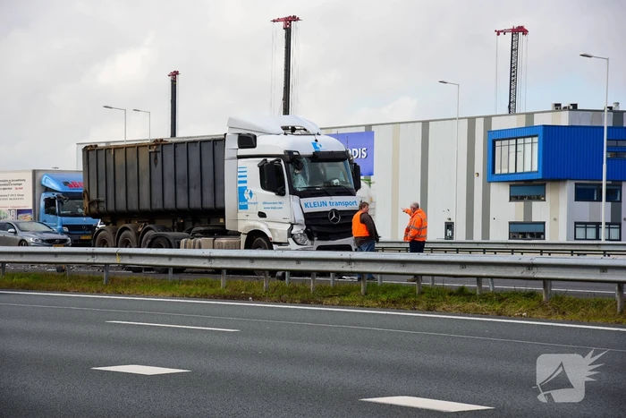 Auto op de kop na aanrijding met vrachtwagen