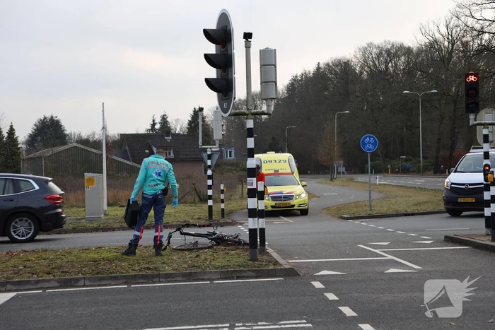 Overstekende fietser geschept door bestelbus