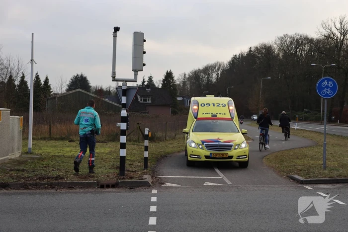 Overstekende fietser geschept door bestelbus