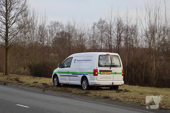 Overstekende fietser geschept door bestelbus
