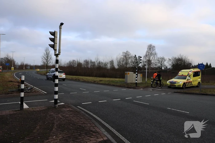 Overstekende fietser geschept door bestelbus