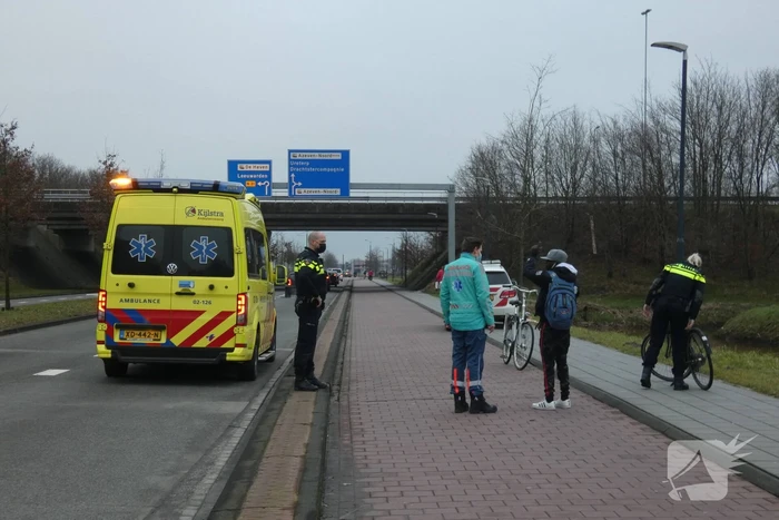 Twee fietsers botsen op fietspad