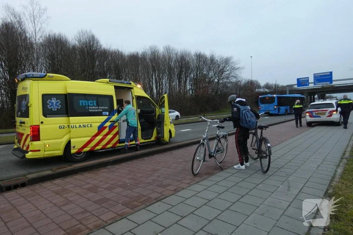 Twee fietsers botsen op fietspad
