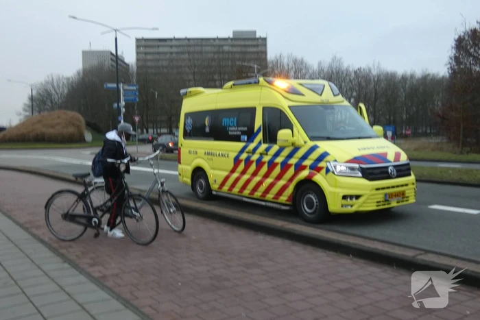 Twee fietsers botsen op fietspad