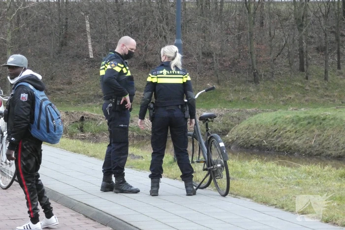 Twee fietsers botsen op fietspad