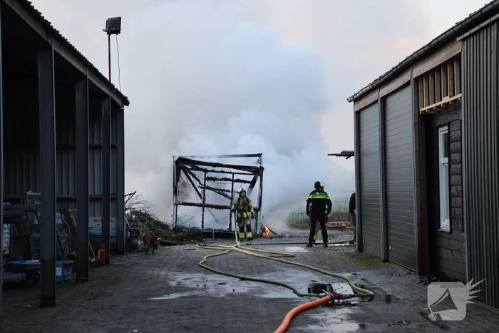 Bouwkeet op boerenerf volledig afgebrand