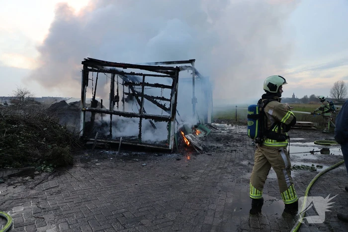 Bouwkeet op boerenerf volledig afgebrand