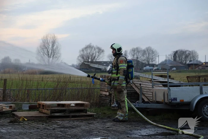 Bouwkeet op boerenerf volledig afgebrand