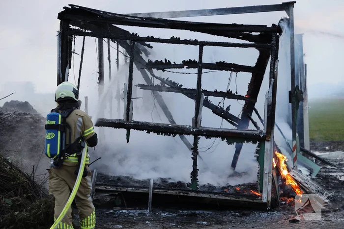 Bouwkeet op boerenerf volledig afgebrand