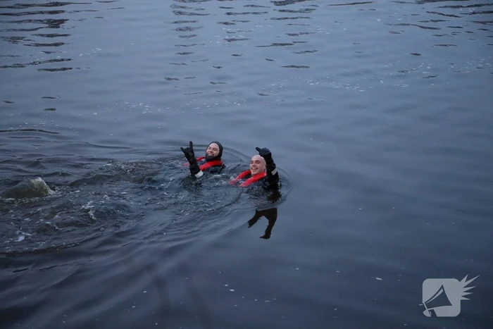 Brandweer redt hond te water