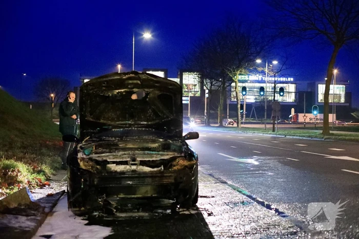 Auto vliegt spontaan in brand na onderhoudsbeurt