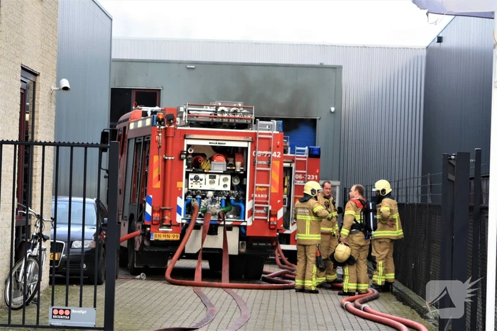 Auto in brand in bedrijfspand