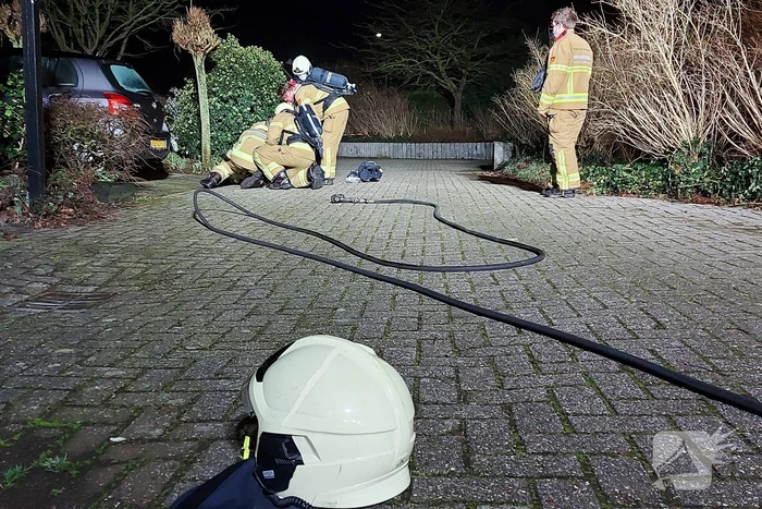 Brandweer verricht metingen na gaslucht