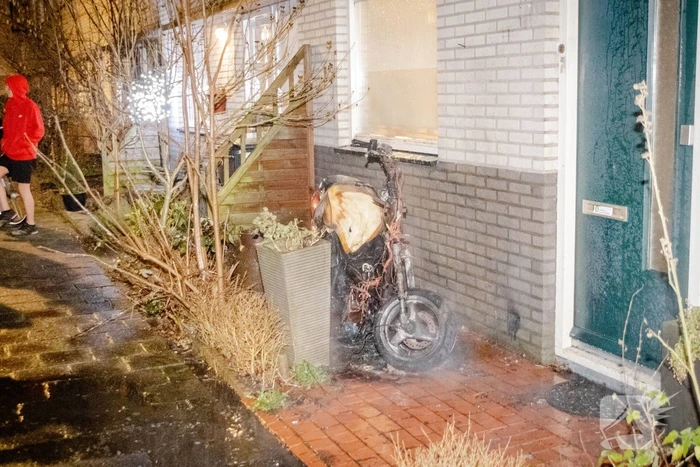 Scooter in brand gestoken