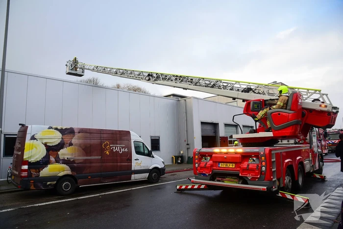 Drie gewonden bij brand op dak banketbakkerij Uljee