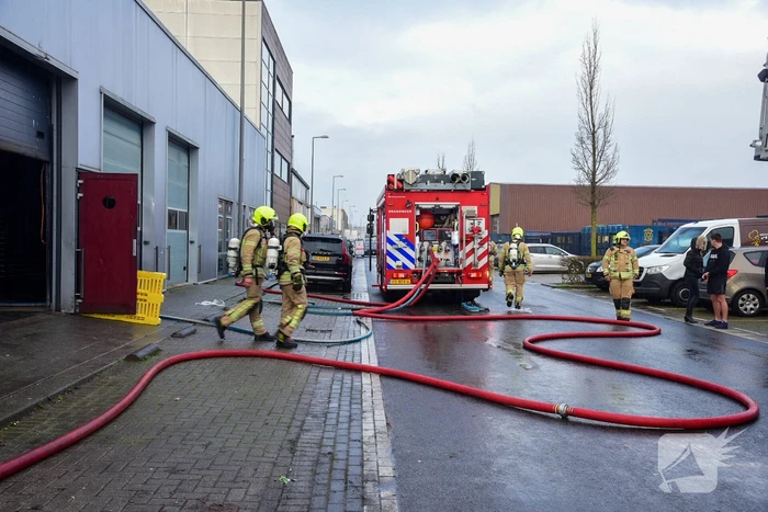 Drie gewonden bij brand op dak banketbakkerij Uljee