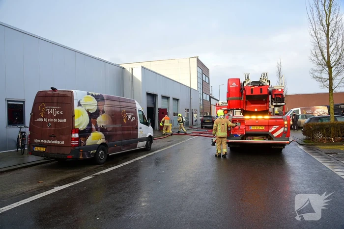 Drie gewonden bij brand op dak banketbakkerij Uljee