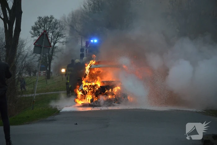Auto tijdens proefrit in vlammen op