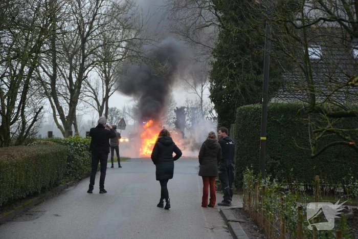 Auto tijdens proefrit in vlammen op