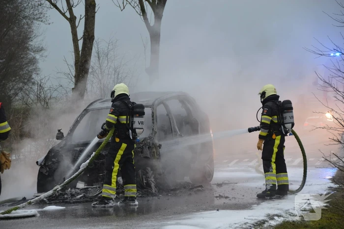 Auto tijdens proefrit in vlammen op
