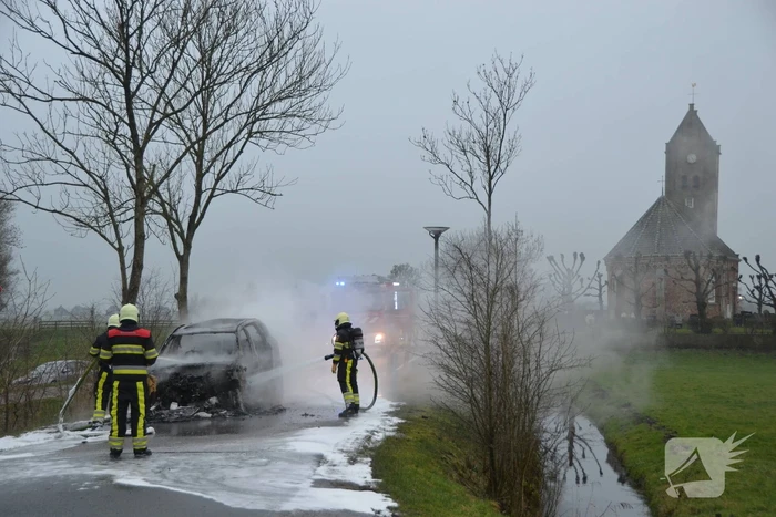 Auto tijdens proefrit in vlammen op