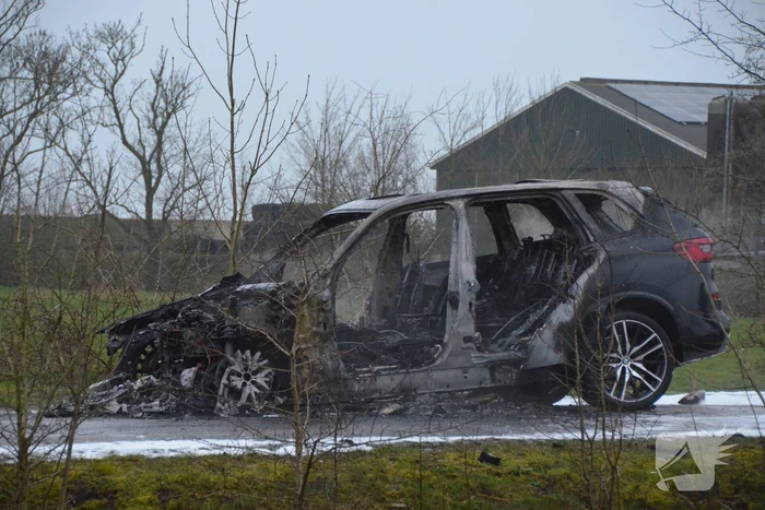 Auto tijdens proefrit in vlammen op