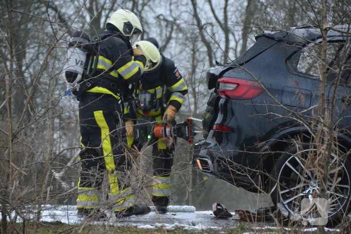 Auto tijdens proefrit in vlammen op