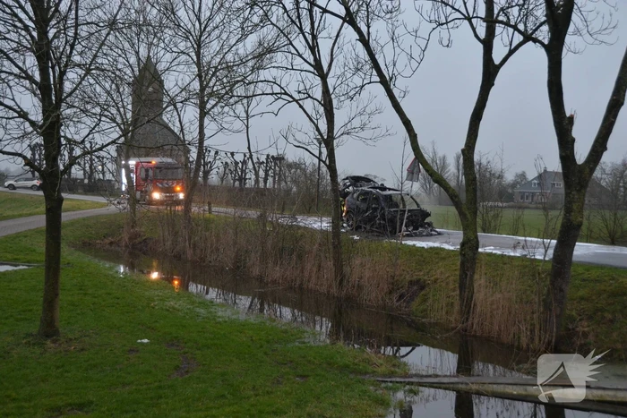 Auto tijdens proefrit in vlammen op