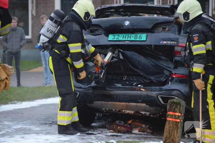 Auto tijdens proefrit in vlammen op