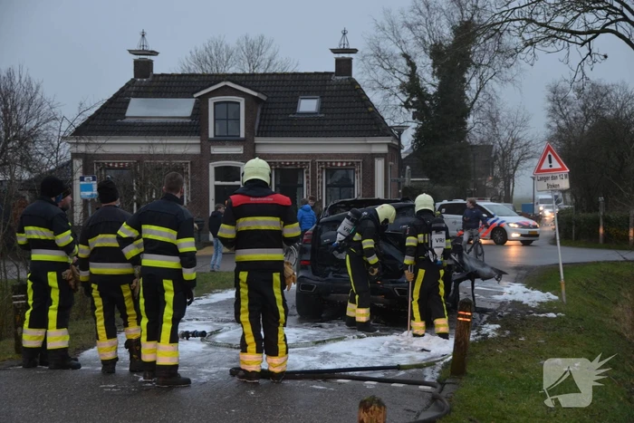 Auto tijdens proefrit in vlammen op