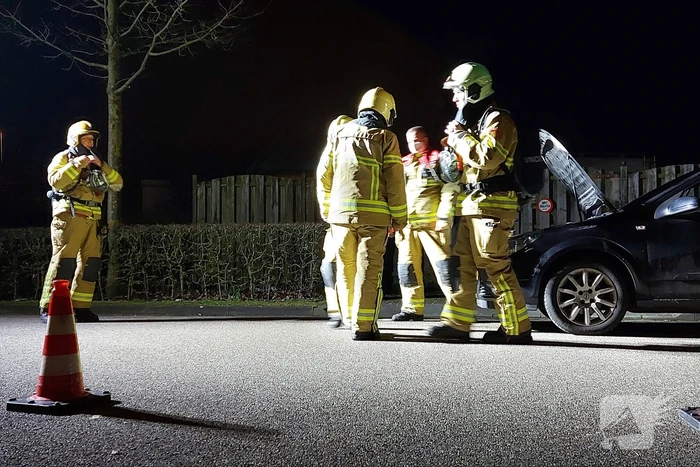 Brand onder motorkap tijdens rijden