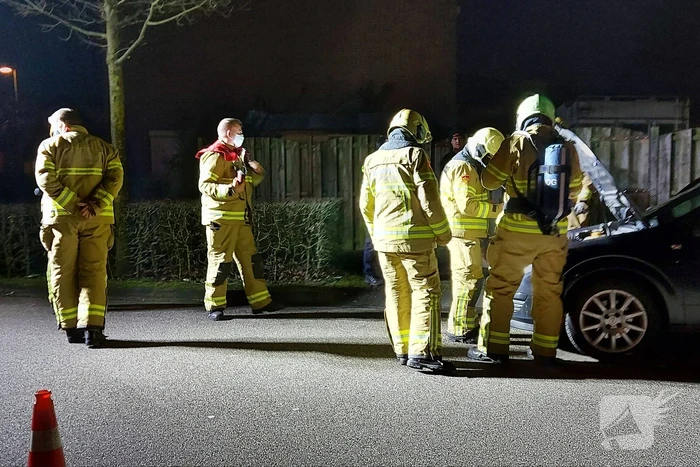 Brand onder motorkap tijdens rijden