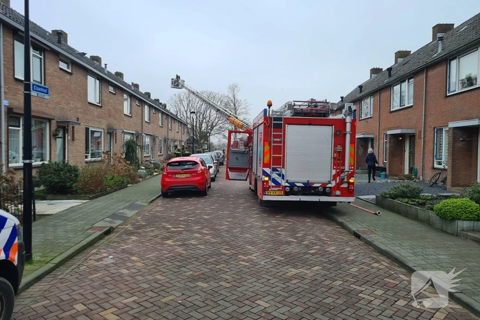 Kleding in woning vliegt in brand