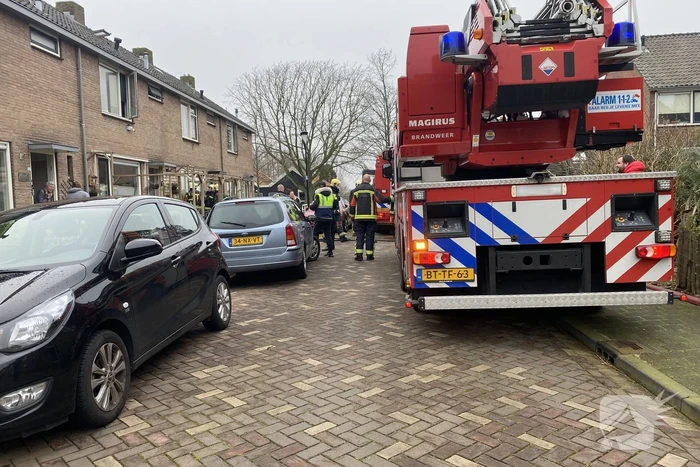 Kleding in woning vliegt in brand
