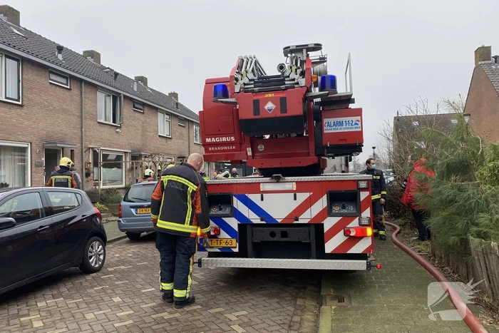 Kleding in woning vliegt in brand