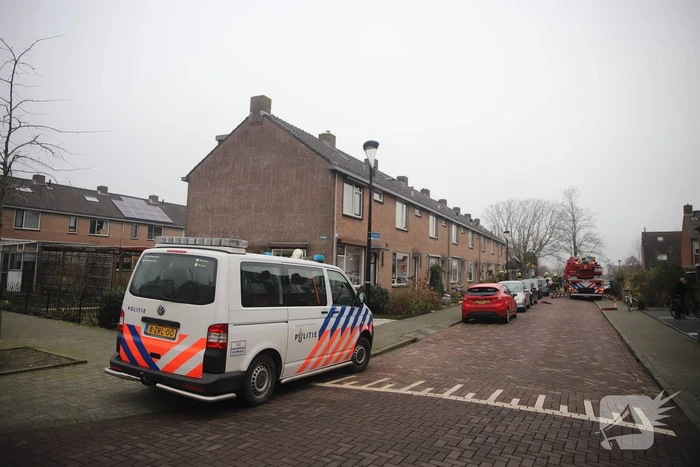 Kleding in woning vliegt in brand
