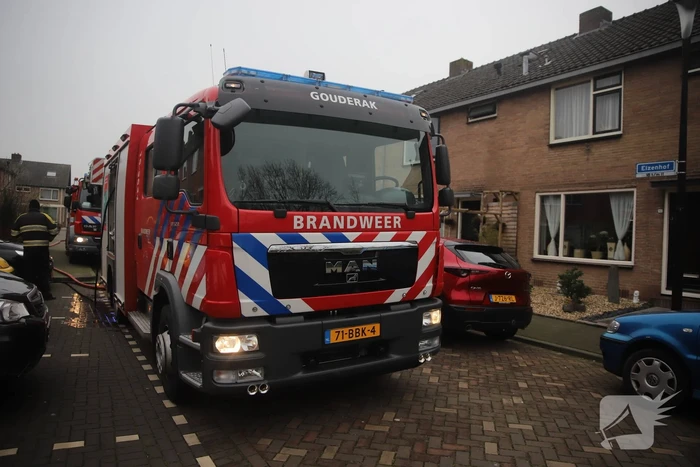 Kleding in woning vliegt in brand