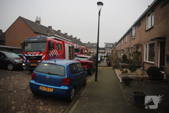 Kleding in woning vliegt in brand