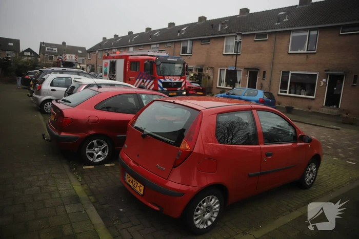 Kleding in woning vliegt in brand
