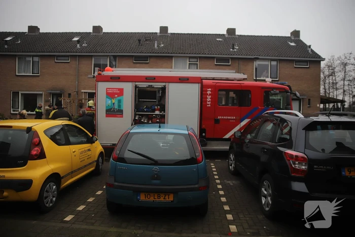 Kleding in woning vliegt in brand