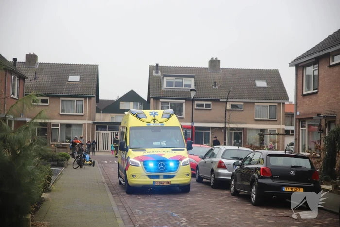 Kleding in woning vliegt in brand