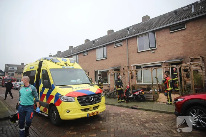 Kleding in woning vliegt in brand