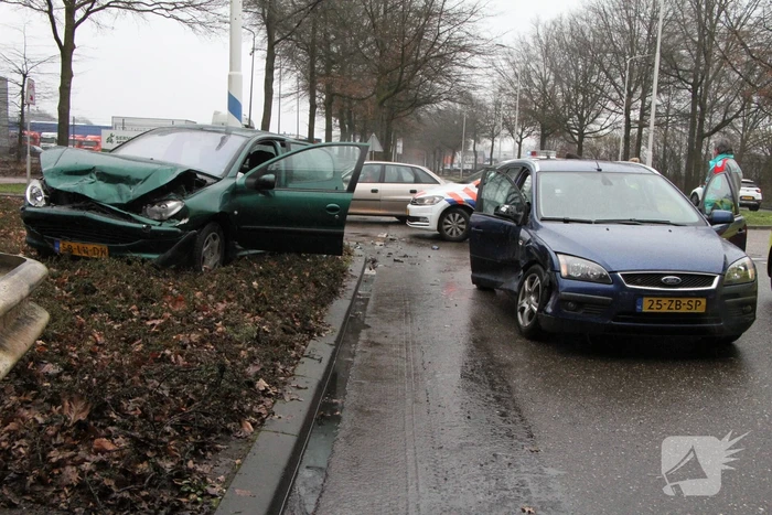 Forse schade na aanrijding tussen twee voertuigen