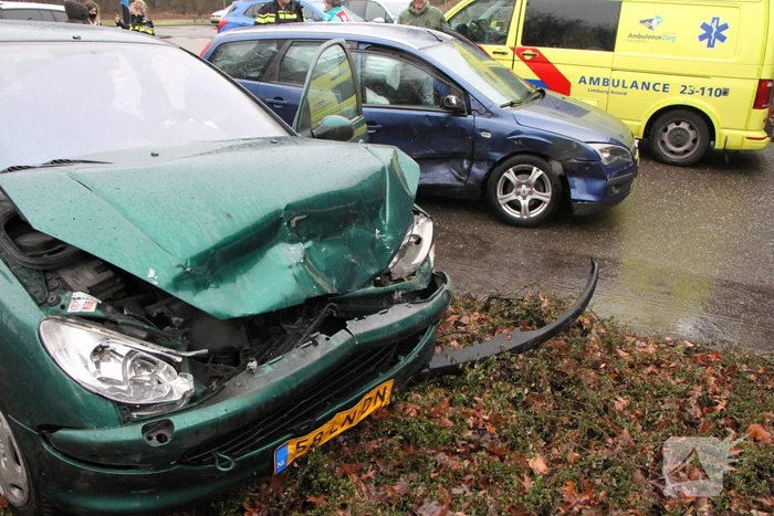 Forse schade na aanrijding tussen twee voertuigen