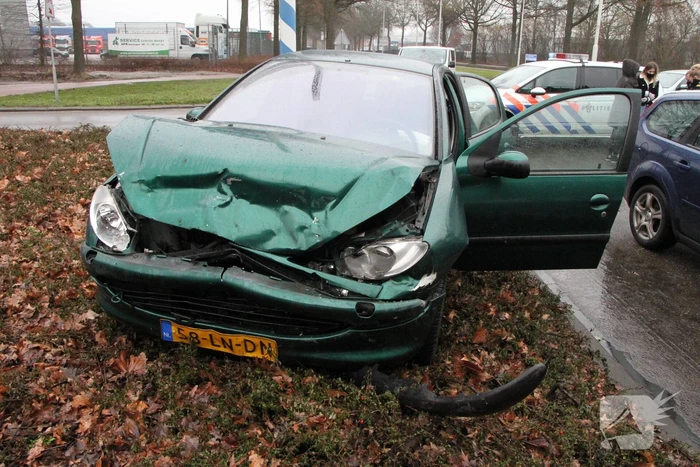 Forse schade na aanrijding tussen twee voertuigen