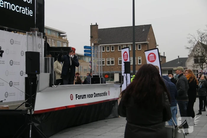 Thierry Baudet bij campagne Forum voor Democratie bij het stadhuis in Doetinchem
