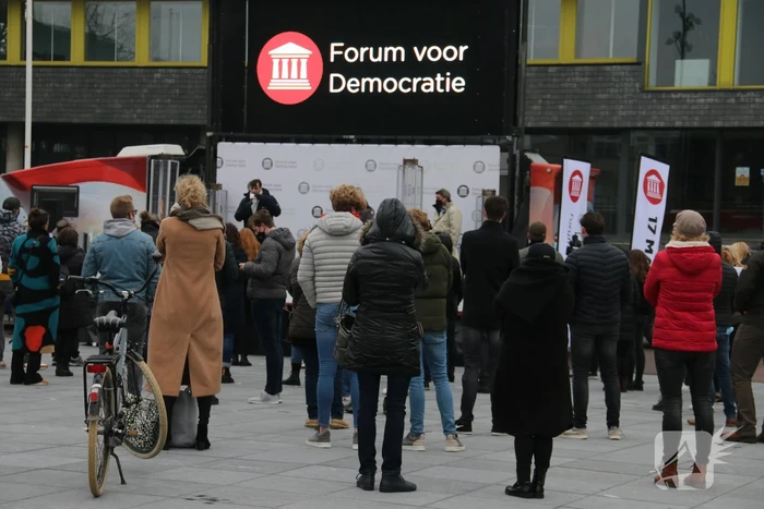 Thierry Baudet bij campagne Forum voor Democratie bij het stadhuis in Doetinchem