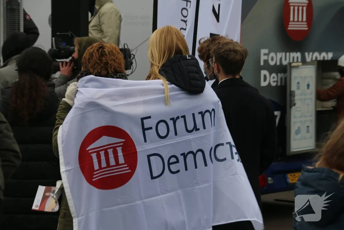 Thierry Baudet bij campagne Forum voor Democratie bij het stadhuis in Doetinchem